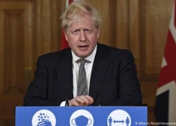 Boris Johnson avisa de un “endurecimiento” de las restricciones por la covid