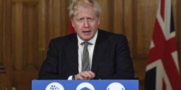Boris Johnson avisa de un “endurecimiento” de las restricciones por la covid