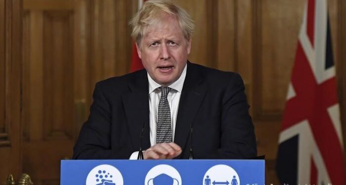 Boris Johnson avisa de un “endurecimiento” de las restricciones por la covid