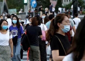 China supera el centenar de nuevos contagios por primera vez desde julio