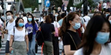 China supera el centenar de nuevos contagios por primera vez desde julio