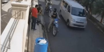 Joven que apresaron porque salió a botar la basura sin mascarilla dice autoridades les pidieron como mínimo RD$2,000