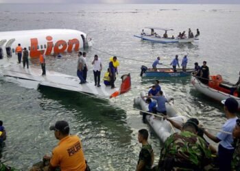 Indonesia confirma que cayó al mar avión con 62 personas a bordo