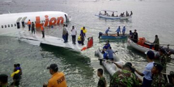 Indonesia confirma que cayó al mar avión con 62 personas a bordo