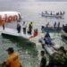 Indonesia confirma que cayó al mar avión con 62 personas a bordo