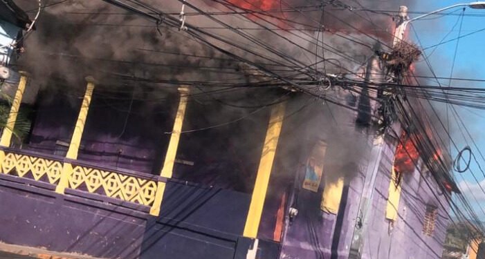 Incendio afecta comando de campaña del PLD en Santiago