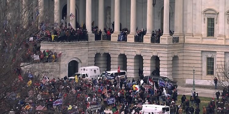 FBI alerta de protestas armadas frente a los 50 capitolios estatales antes de la toma de posesión de Biden