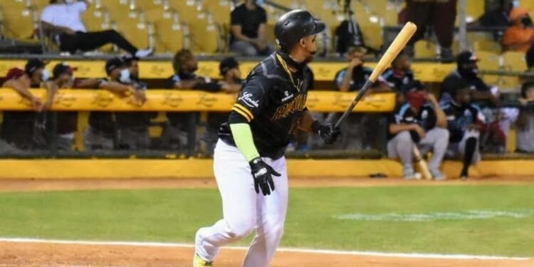 Lagares conecta grand slam y Águilas obligan séptimo juego