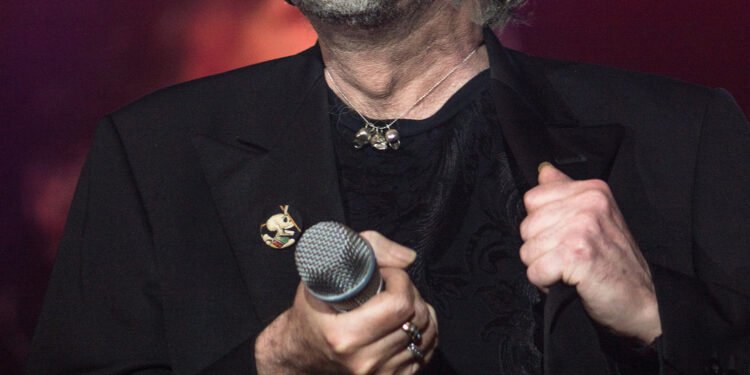 Joaquín Sabina afirma Búnbury y Bosé pertenecen a secta conspiratorias y anti Covid