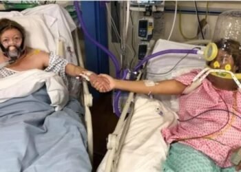 Madre e hija, pacientes de Covid-19, se cogen de la mano en cuidados intensivos, 24 horas antes de que la madre muriese.