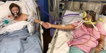 Madre e hija, pacientes de Covid-19, se cogen de la mano en cuidados intensivos, 24 horas antes de que la madre muriese.