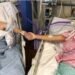 Madre e hija, pacientes de Covid-19, se cogen de la mano en cuidados intensivos, 24 horas antes de que la madre muriese.