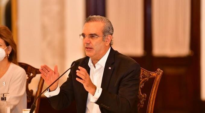 Abinader anuncia construcción de la UASD en SDE y un nuevo vertedero
