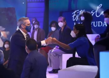 Abinader dice trabaja 16 horas al día y garantiza recuperación del país tras efectos COVID