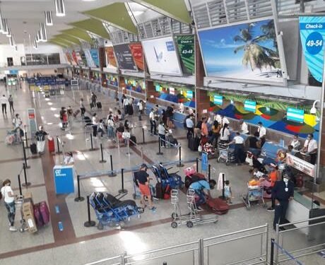 Gobierno prepara plan para aplicar test de COVID-19 a turistas que regresen a sus países