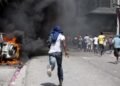 Cientos de haitianos piden la renuncia de Jovenel Moise ante la embajada de EE.UU.