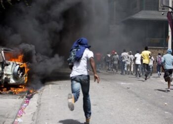 Cientos de haitianos piden la renuncia de Jovenel Moise ante la embajada de EE.UU.