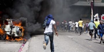 Cientos de haitianos piden la renuncia de Jovenel Moise ante la embajada de EE.UU.
