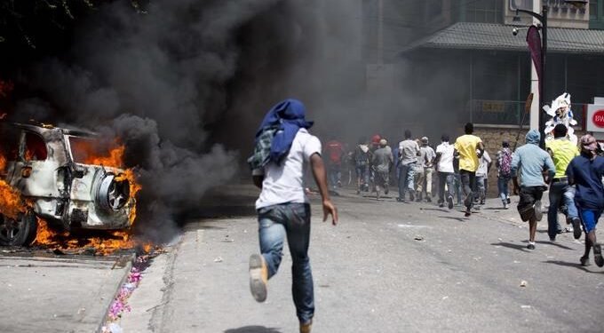 Cientos de haitianos piden la renuncia de Jovenel Moise ante la embajada de EE.UU.