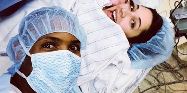 Amelia Vega publica primera foto y nombre de su recién nacida