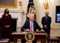 Biden lanza una estrategia “de guerra” para contener la pandemia en EE.UU.