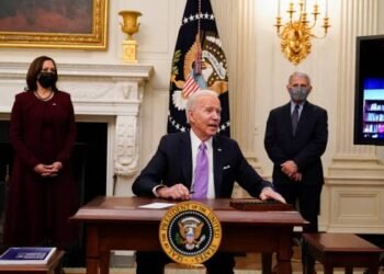 Biden lanza una estrategia “de guerra” para contener la pandemia en EE.UU.