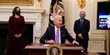 Biden lanza una estrategia “de guerra” para contener la pandemia en EE.UU.
