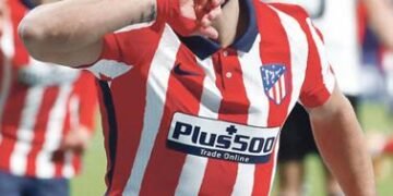 Atlético remonta y se consolida líder