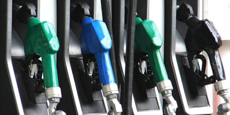 Mayoría de los combustibles suben a pesar de que el Gobierno dice que asumió “gran parte del aumento”