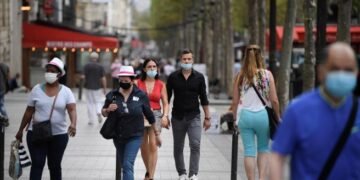 Francia endurece el toque de queda y la entrada desde fuera de la UE