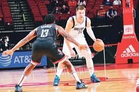 Giannis y Doncic brillan en triunfos de equipos