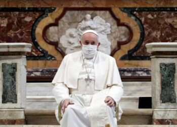 El papa dice que el 2021 será un buen año si las personas cuidan de los otros