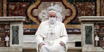 El papa dice que el 2021 será un buen año si las personas cuidan de los otros