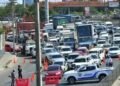 El toque de queda se inició a las 12:00, pero cientos de vehículos seguían transitando