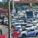 El toque de queda se inició a las 12:00, pero cientos de vehículos seguían transitando