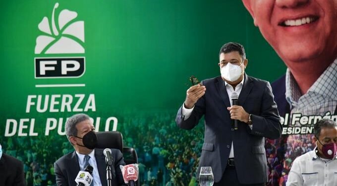 Euclides Sánchez se juramenta en la Fuerza del Pueblo