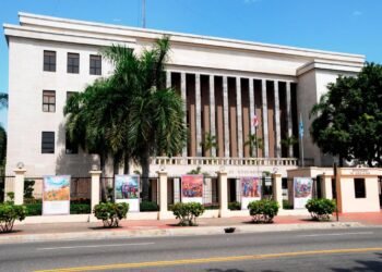 Detectan irregularidades en licitaciones del Minerd por año escolar virtual