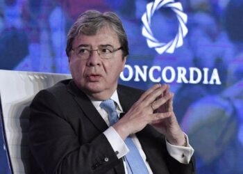 Muere ministro de Defensa de Colombia por COVID-19