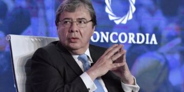 Muere ministro de Defensa de Colombia por COVID-19