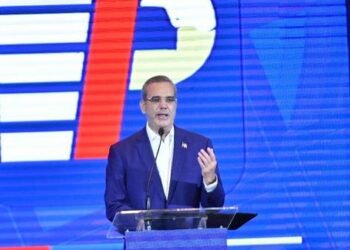Gobierno anuncia plan de 2,109 parqueos en la Capital y Santiago con inversión público-privada