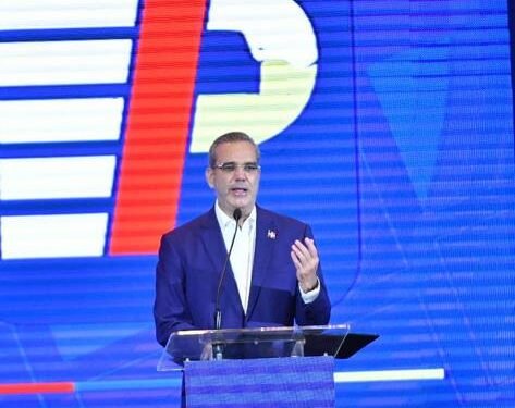Gobierno anuncia plan de 2,109 parqueos en la Capital y Santiago con inversión público-privada