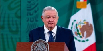 López Obrador recibe apoyo pero también críticas tras dar positivo a COVID-19