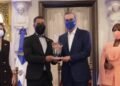 Abinader insta a los jóvenes a trabajar con honestidad al hacer entrega del XXV Premio Nacional de la Juventud