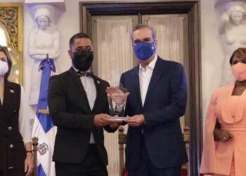 Abinader insta a los jóvenes a trabajar con honestidad al hacer entrega del XXV Premio Nacional de la Juventud