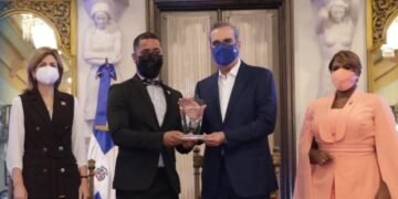 Abinader insta a los jóvenes a trabajar con honestidad al hacer entrega del XXV Premio Nacional de la Juventud