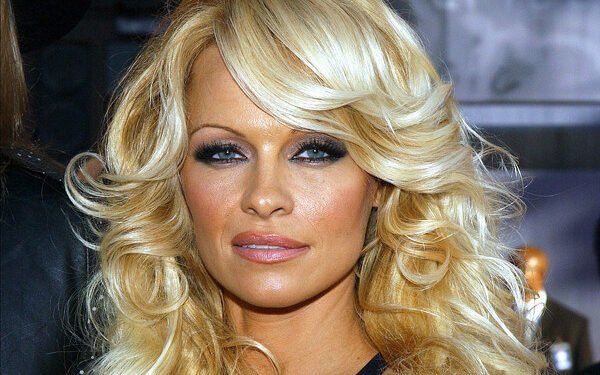 ¡En el altar por quinta vez! Pamela Anderson se casa en secreto con su guardaespaldas