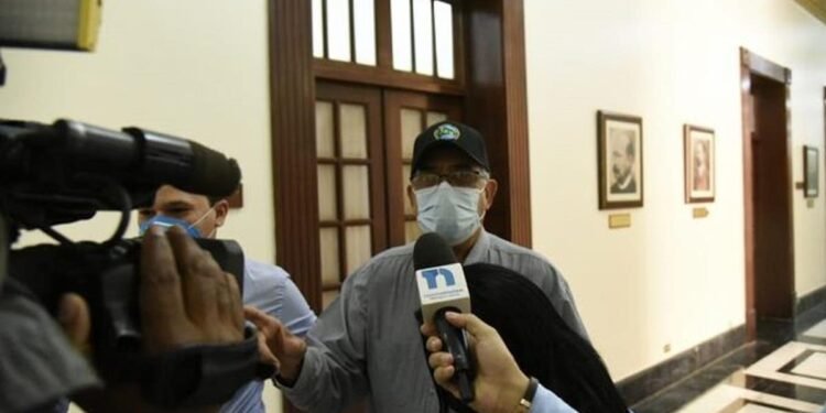 Leonardo Faña apodera abogados por acusación de abuso sexual y visita el Palacio Nacional
