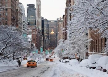 Nueva York suspende clases y vacunación ante la llegada de una gran nevada