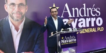 Andrés Navarro presenta candidatura a la secretaría general del PLD