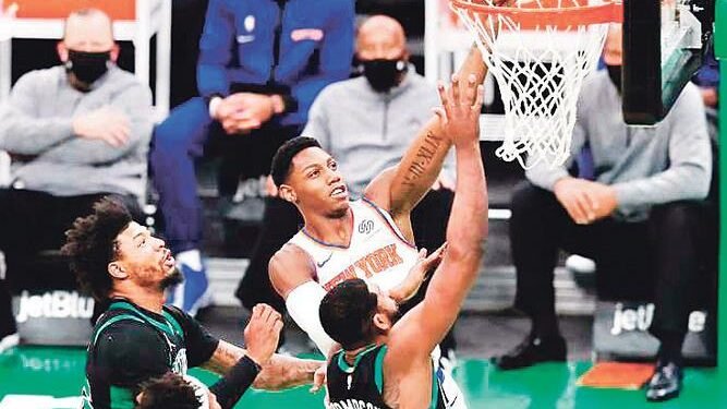 Randle conduce Knicks a ganar